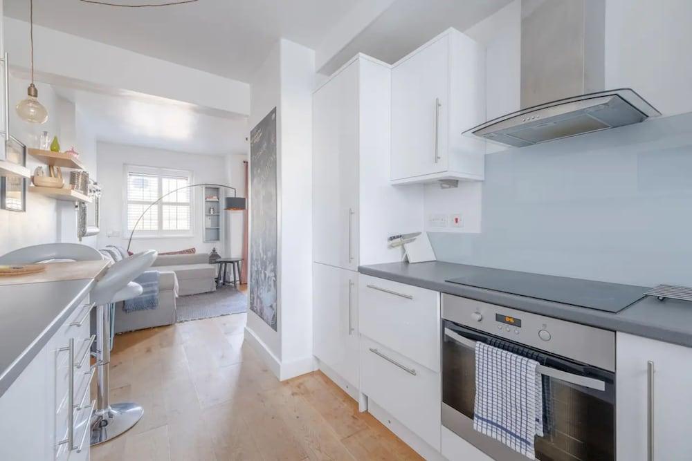 Spacious 2 Bedroom Flat in Clapham With Balcony