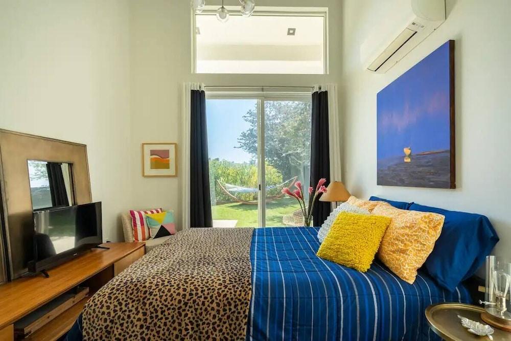 Troy Dr - Sleek & Modern Hollywood Hills Home With Stunning Views