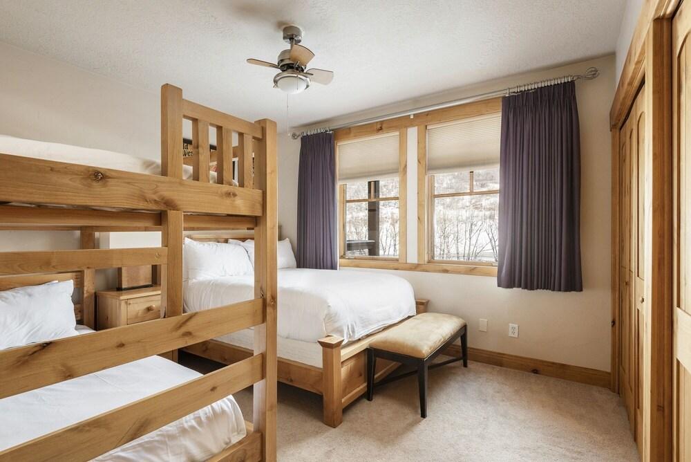 Town Pointe B201 3 Bedroom Condo by Redawning