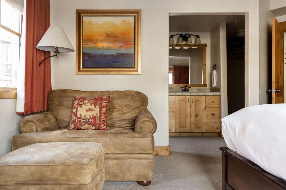 Town Pointe B201 3 Bedroom Condo by Redawning