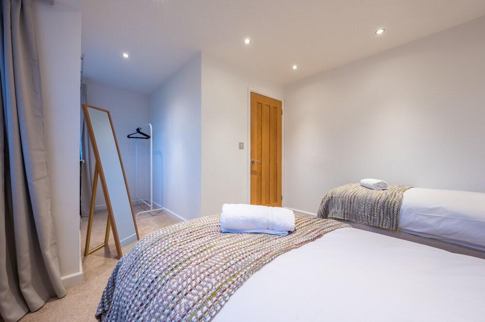 Tŷ Coch by Tŷ SA in Wales - Free Parking