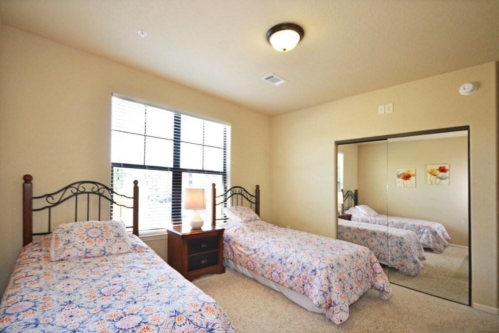 Fairytale Hideaway 3 Bedroom Condo by Redawning