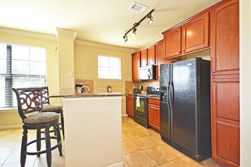 Fairytale Hideaway 3 Bedroom Condo by Redawning