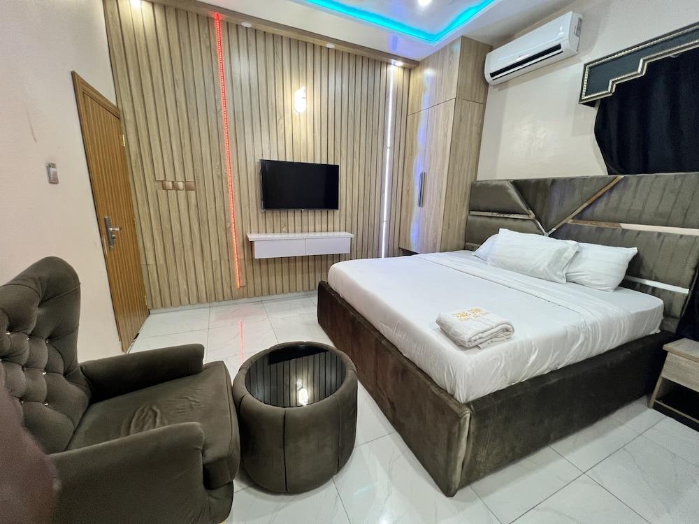 Clique Court Hotel & Suite