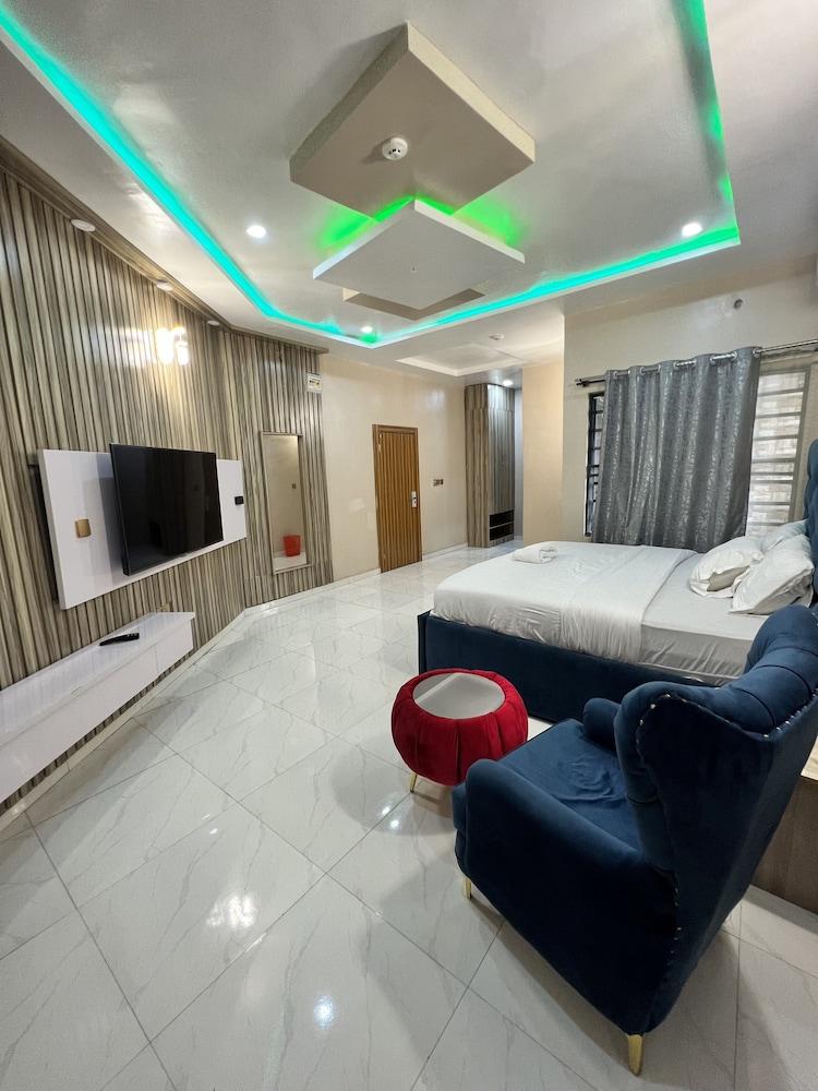 Clique Court Hotel & Suite