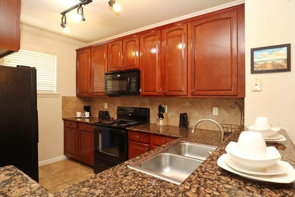 Villa Bella 2 Bedroom Condo by Redawning