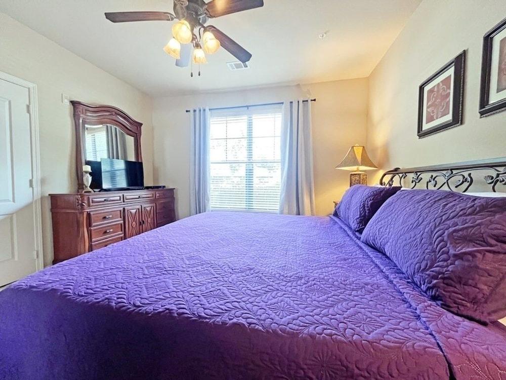 Under The Palms 3 Bedroom Condo by RedAwning