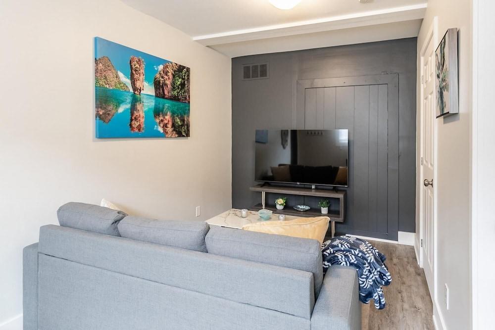 Cozy 1BR Boutique Apt - Within DT Hamilton