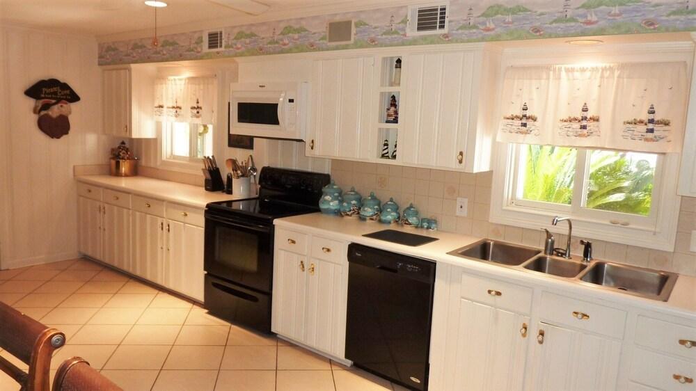 Blackbeards Hideaway 4 Bedroom Home