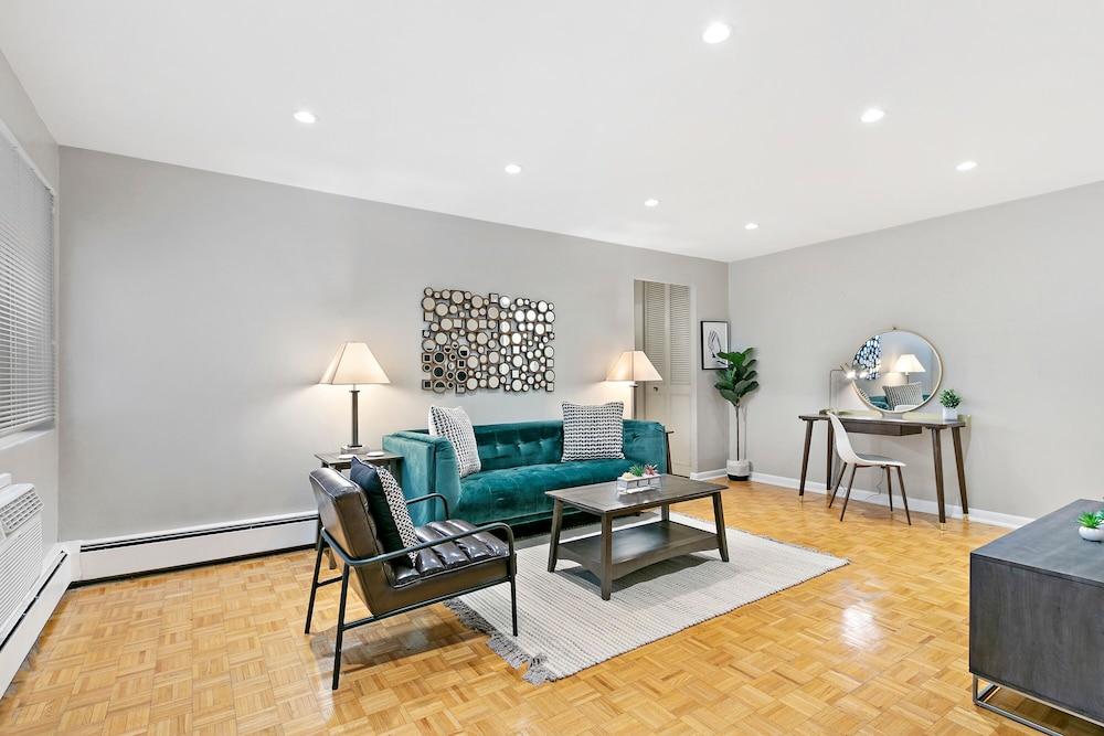 1BR Apt Near Shops in Lakeview