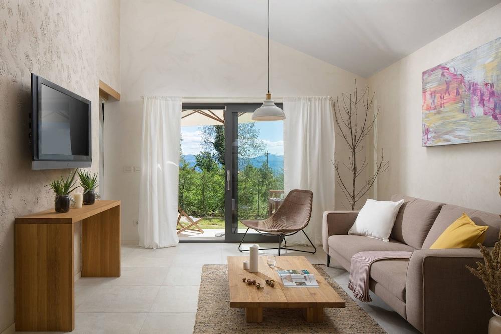 Remarkable 2-bed House in Zrenj