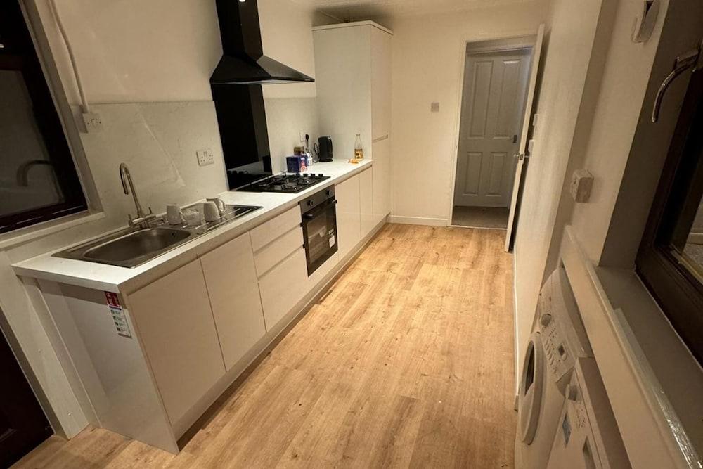 Stunning 4-bedroom Cabin With Hot Tub in Beattock!