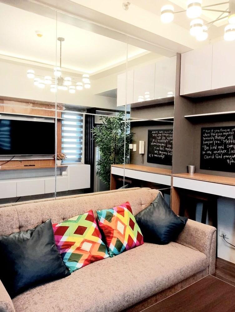 Air Residence Makati Elegant Design WiFi