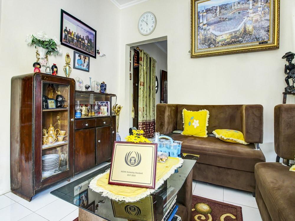 OYO HOMES 91242 Desa Wisata Cibuntu