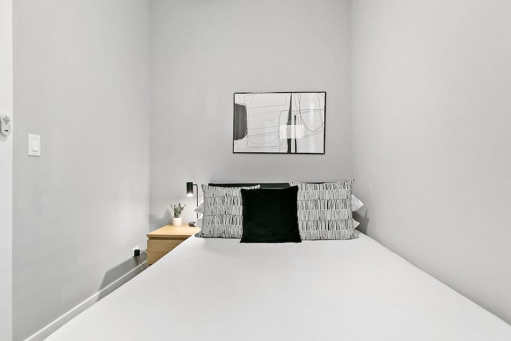 Comfy & Stylish 2BR 1BA in West Town