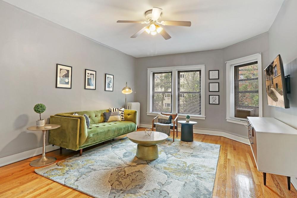 1BR Apt with Modern Elegance in Boystown