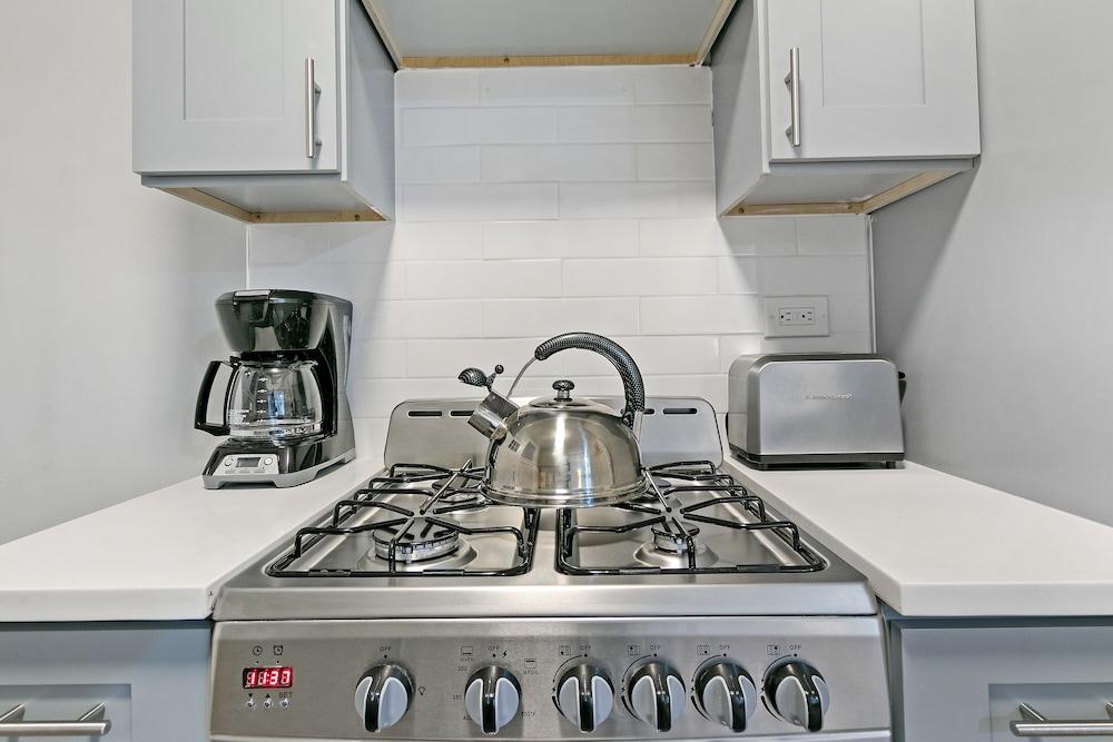 Lively Rejuvenating 1BR Apt in Lake View