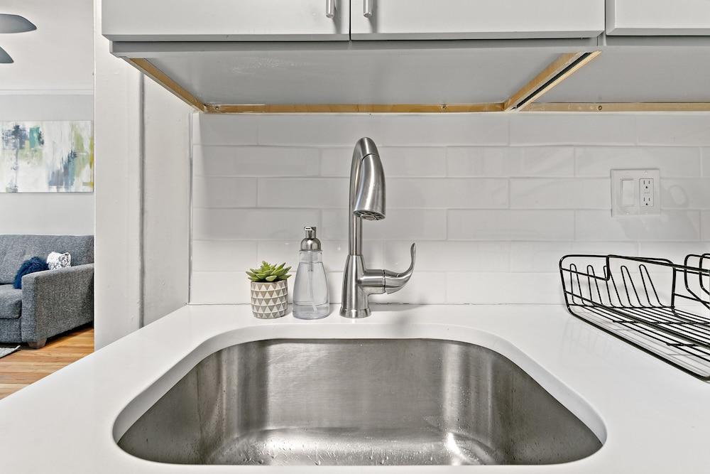 Lively Rejuvenating 1BR Apt in Lake View