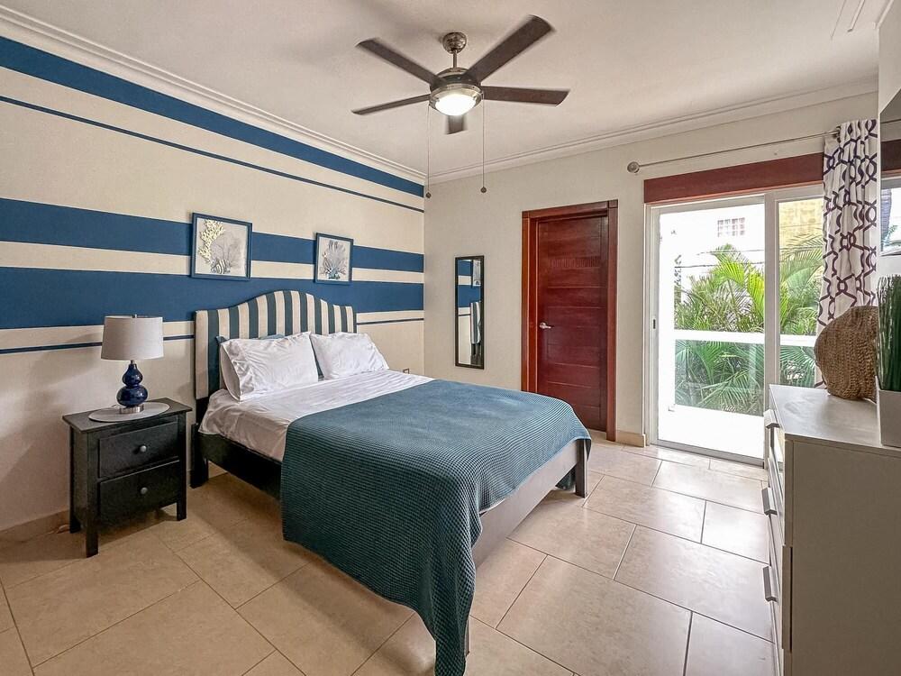 Incredible 3 BR Penthouse w BBQ Jacuzzi