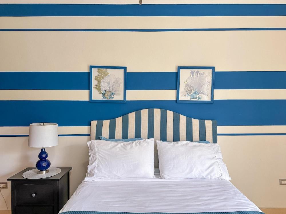 Incredible 3 BR Penthouse w BBQ Jacuzzi