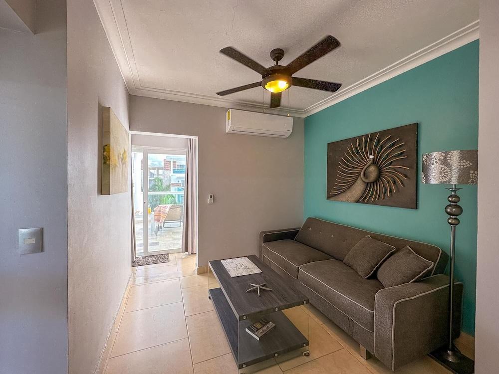 Gorgeous 1 BR PH Apartment w Jacuzzi