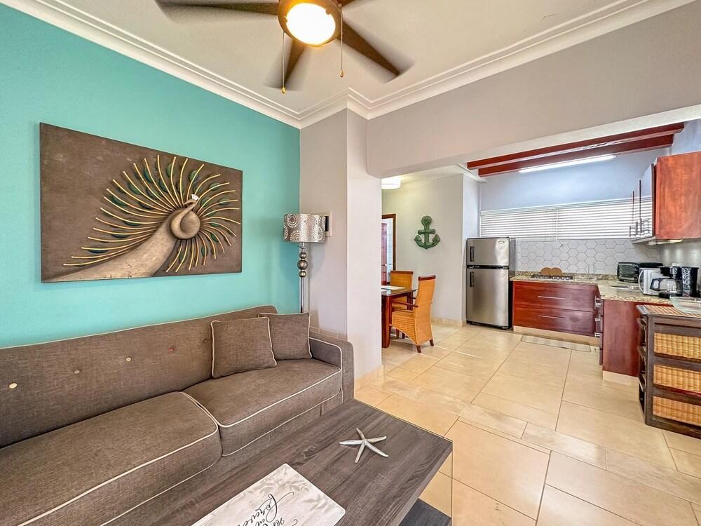 Gorgeous 1 BR PH Apartment w Jacuzzi