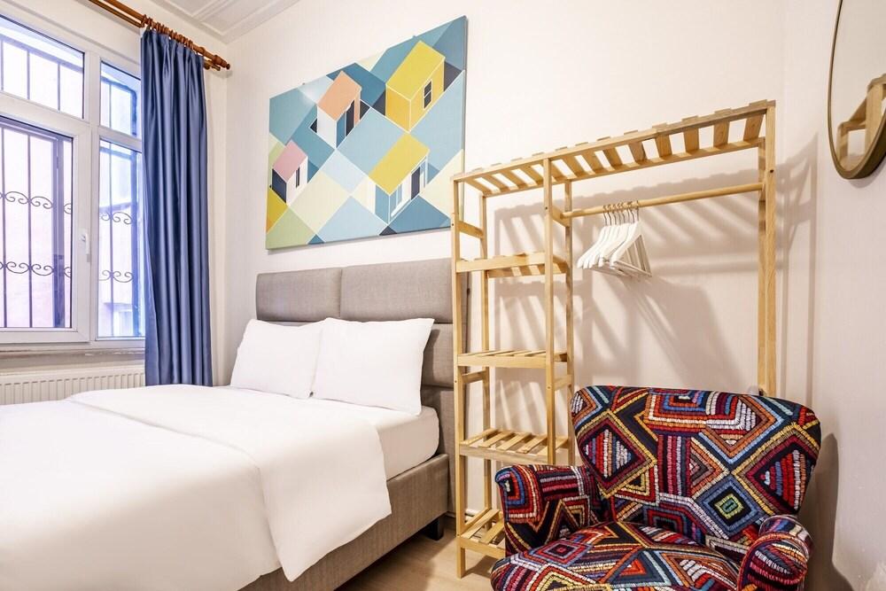 Central and Chic Studio Flat With Balcony in Sisli