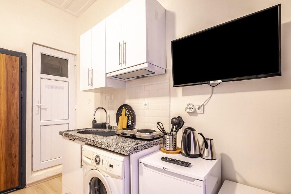 Central and Chic Studio Flat With Balcony in Sisli