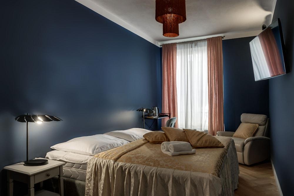 Louren - The Bridge Inn