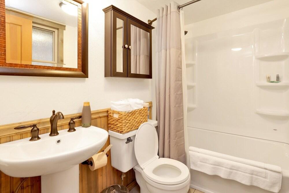 2263-tree Top Tranquility 2 Bedroom Home by Redawning