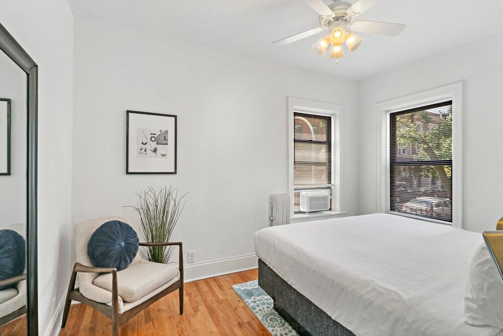 Modern 3BR Apartment in Boystown