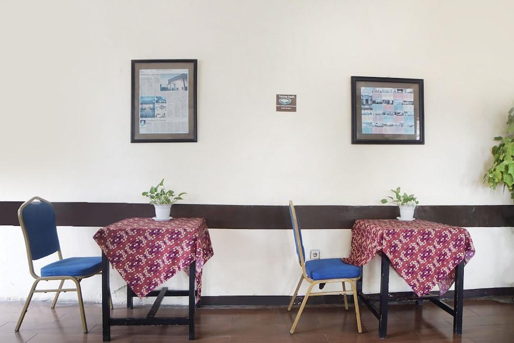 OYO 91878 Cherry Red Hotel