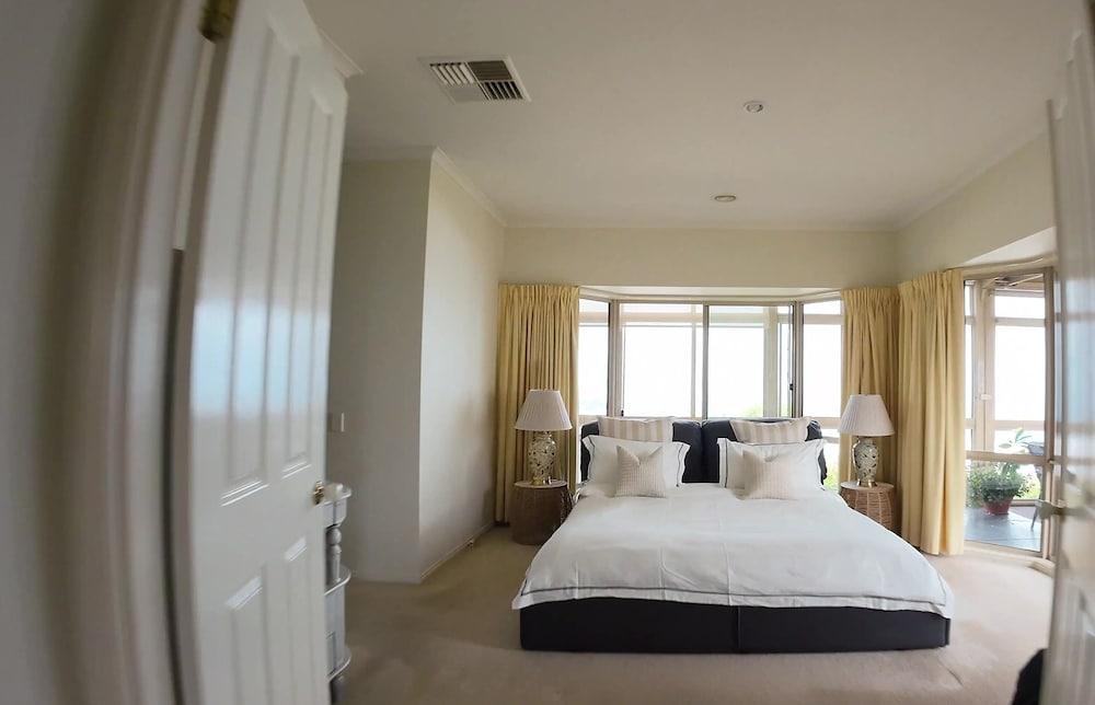 Logooner ocean house walking to beach