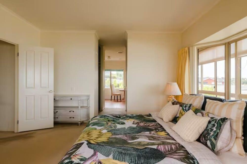 Logooner ocean house walking to beach