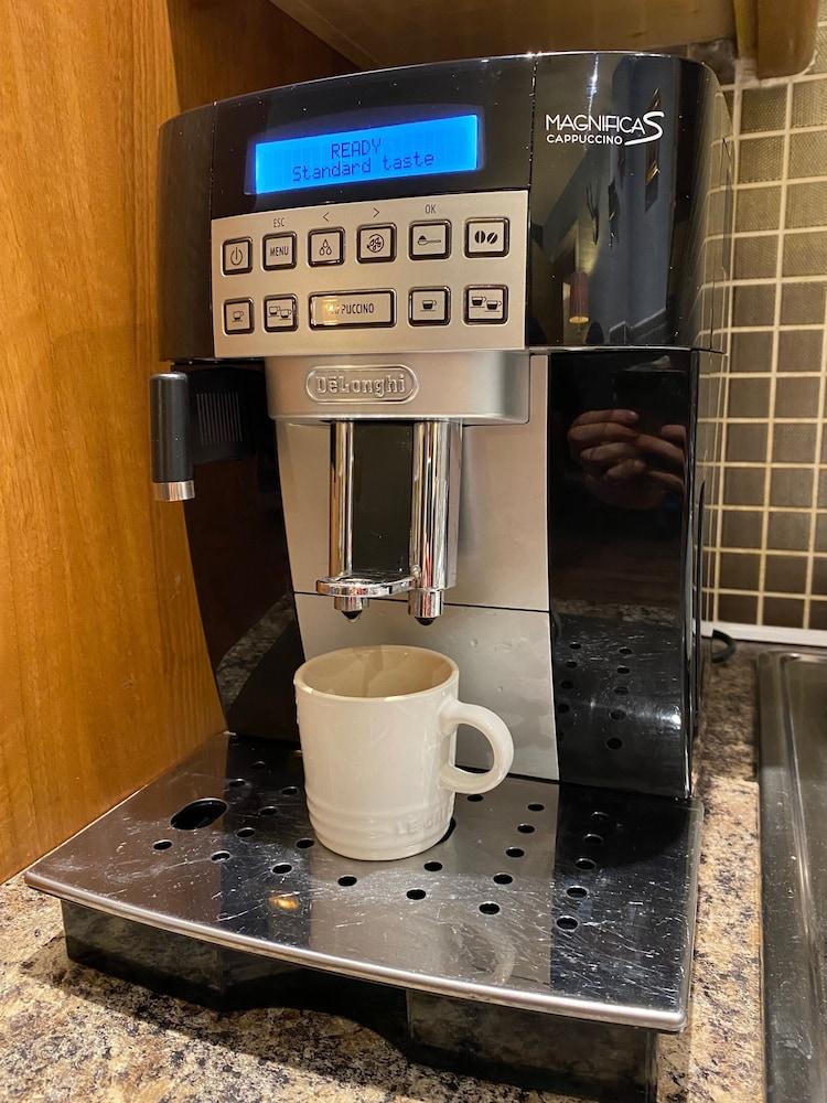 Studio - Sleeps 2 - Pets - Terrace - Parking