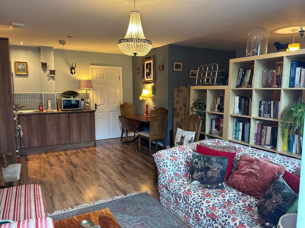 Studio - Sleeps 2 - Pets - Terrace - Parking