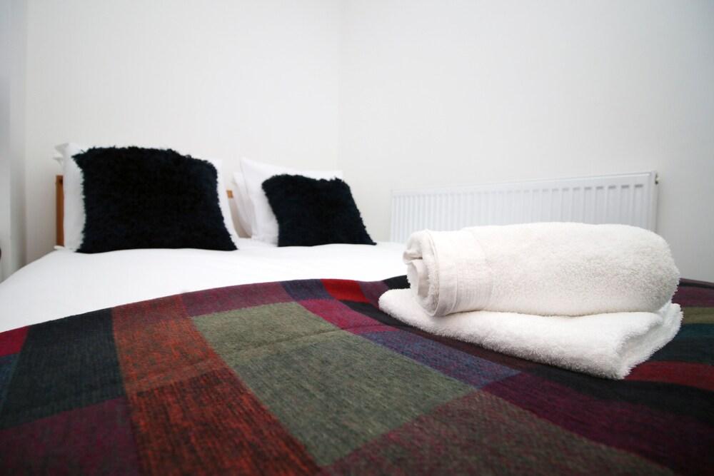 Royal Oak House by Tŷ SA-5 bedroom house