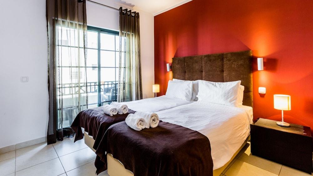 Central Albufeira 2-B Apt, Sleeps 6, Pool, Parking