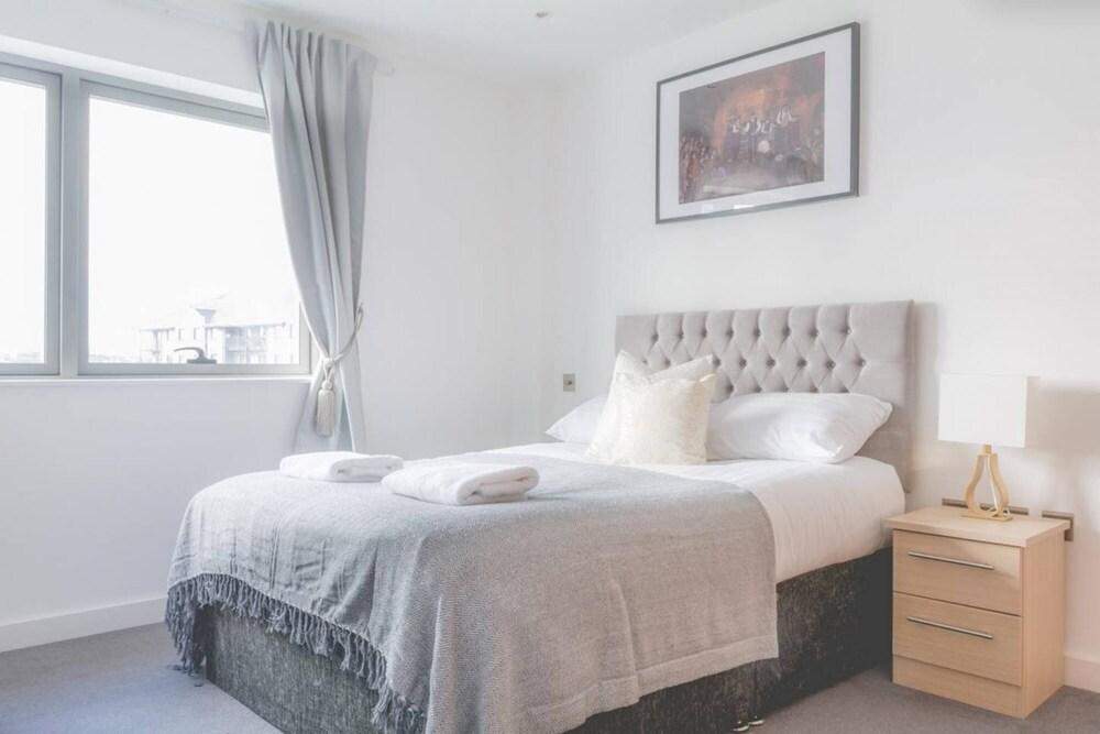 Amazing Apartment With Waterfront Views