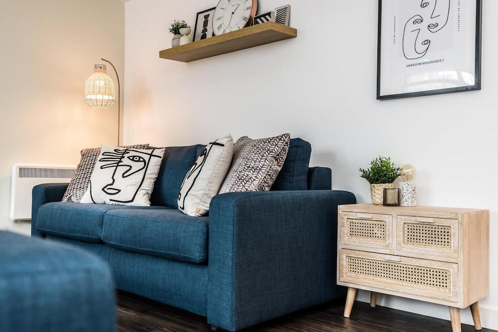 Huge Scandi Design Apt Central Free Parking