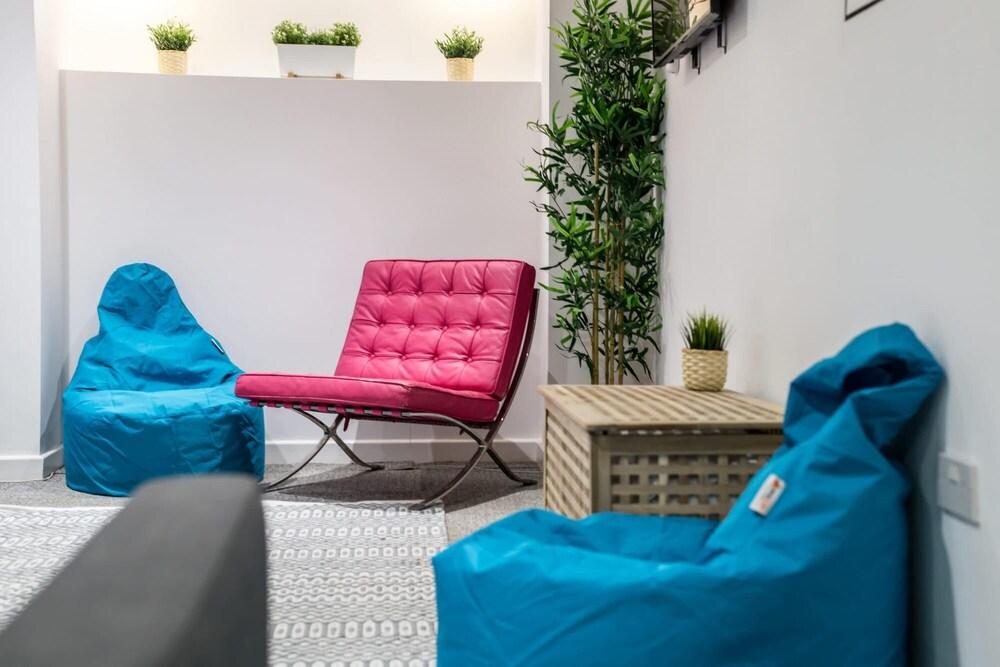 Huge Modern Apt Sleeps 16 Super Central Location