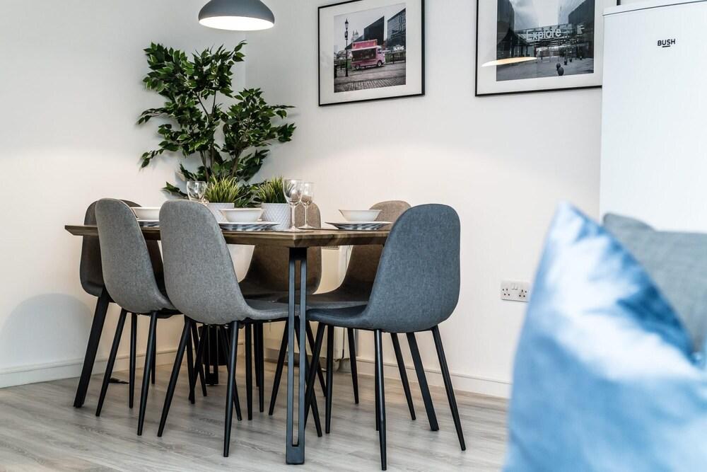 Modern 2 Bedroom L1 Central Apartment