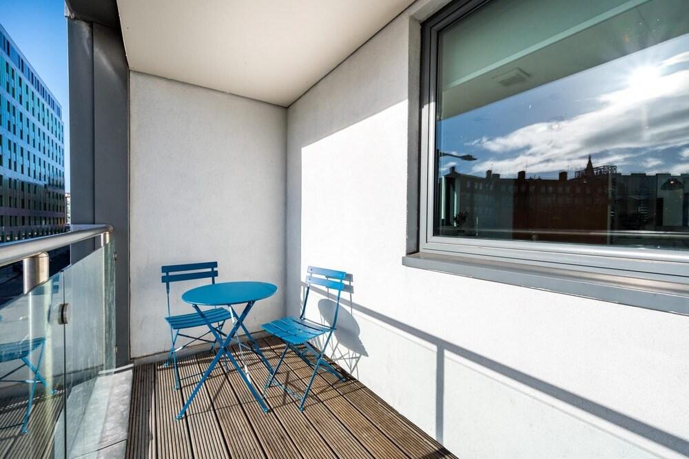 Modern Central Apartment - Sleeps 6 With Balcony
