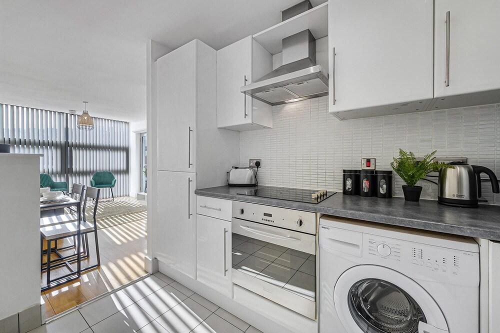 Modern Central Apartment - Sleeps 6 With Balcony