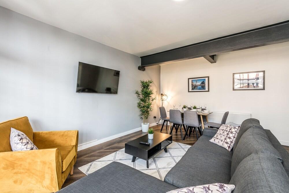 Manhattan Style Apartment With Balcony