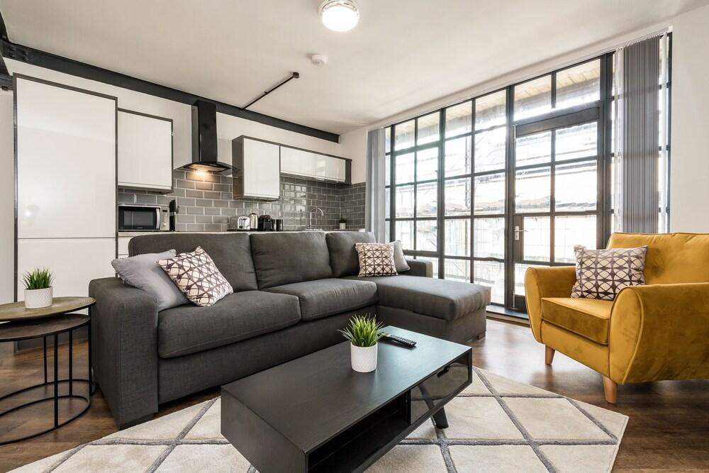 Manhattan Style Apartment With Balcony