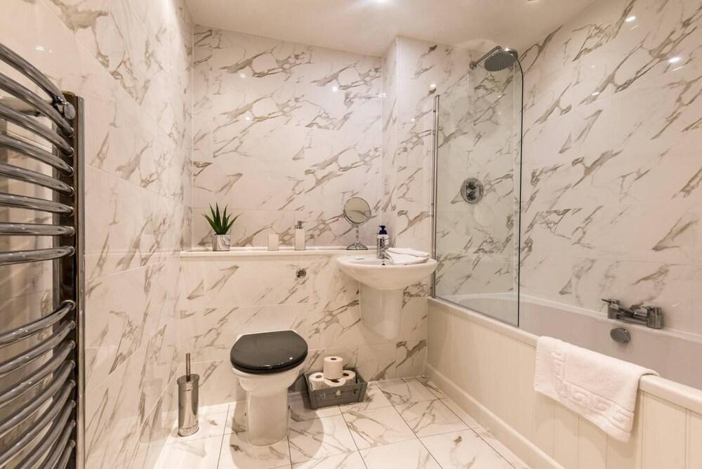 Stylish Modern L1 Apt - Walk Everywhere