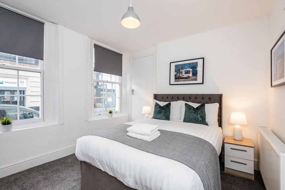 Cosy and Modern Super Central 2 Bed Apt