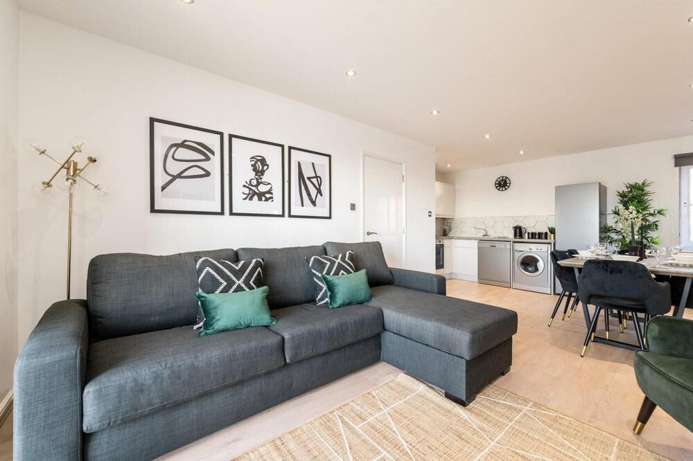 Liverpool Dockfront Apt With Parking - Sleeps 6