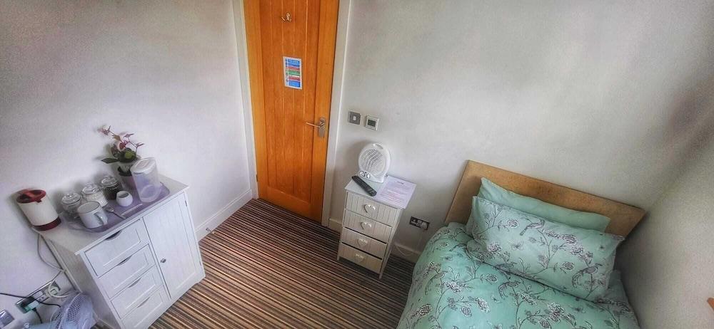 Deepcut Lodge Bed and Breakfast Self Service